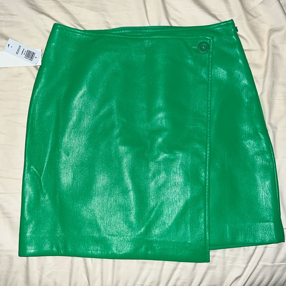 NWT Aritzia Babaton Vicinity Skirt in Gloss Green